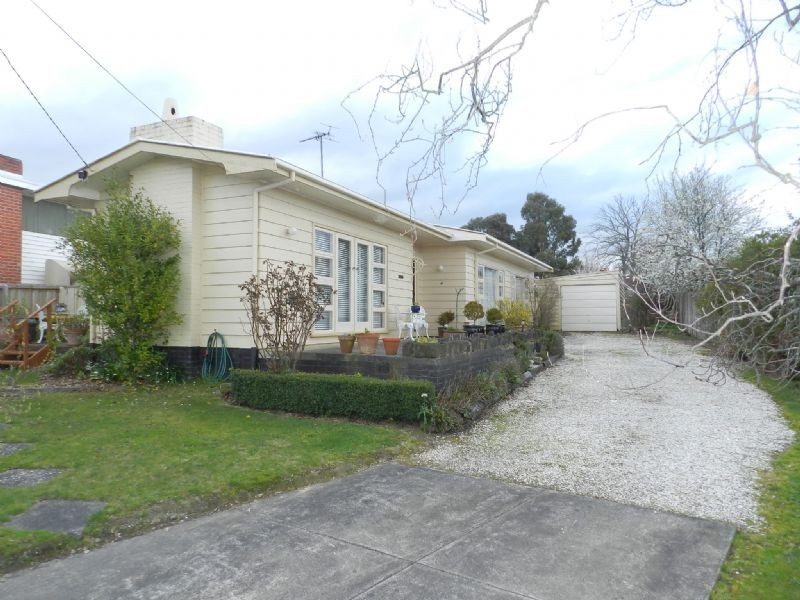 4 Heather Ave, Mount Clear VIC 3350