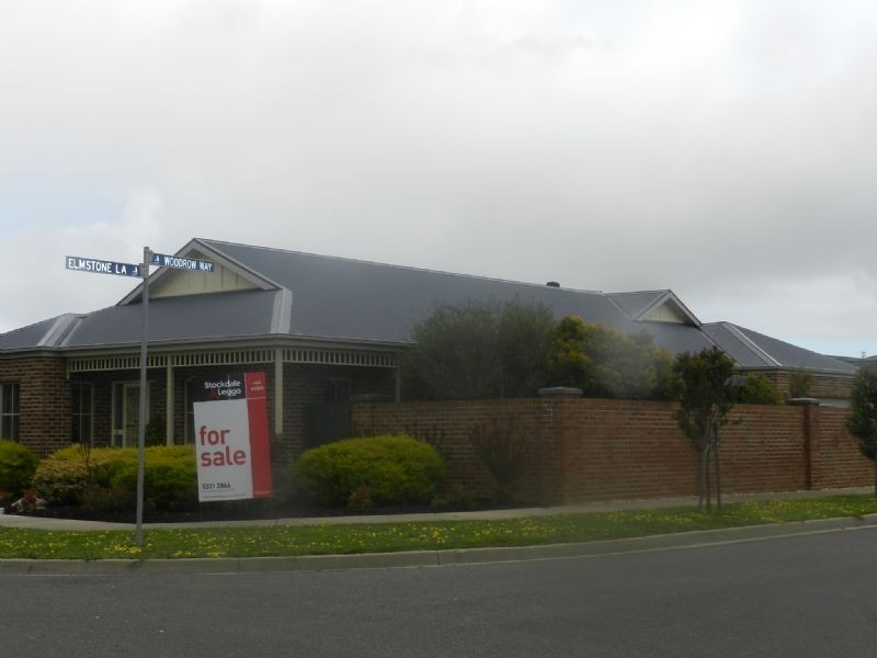 90 Stirling Drive, Lake Gardens VIC 3355