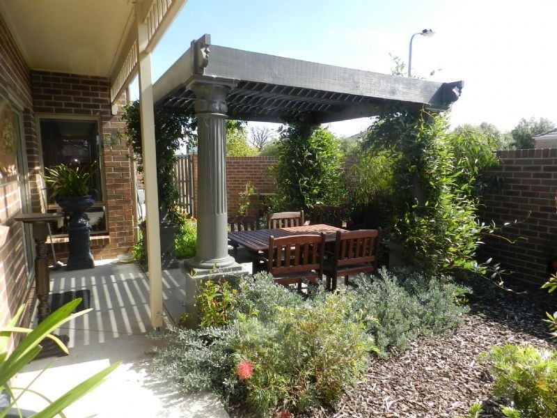 90 Stirling Drive, Lake Gardens VIC 3355