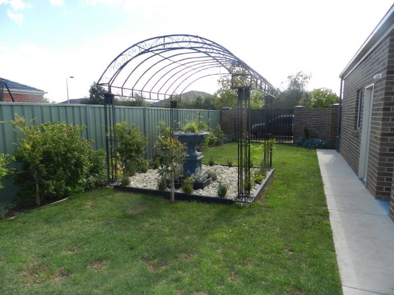 90 Stirling Drive, Lake Gardens VIC 3355