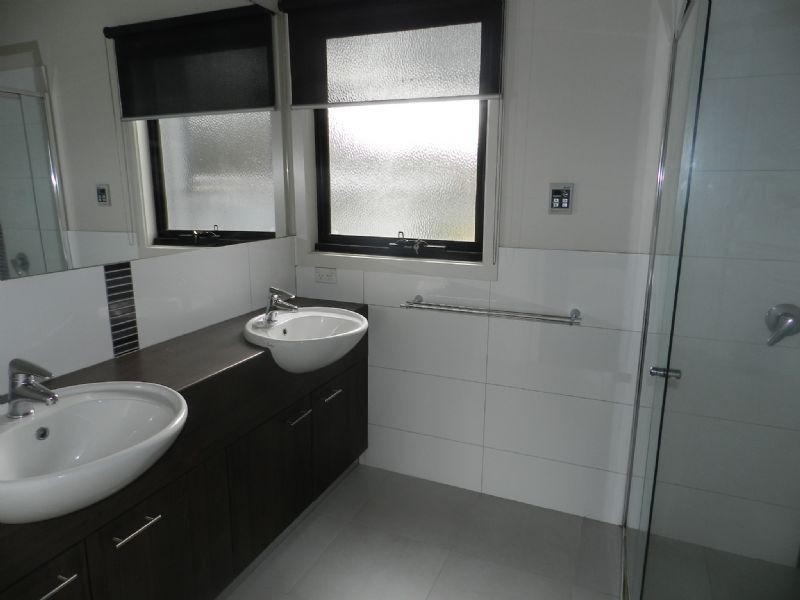 2/10 Brooksbank Court, Black Hill VIC 3350