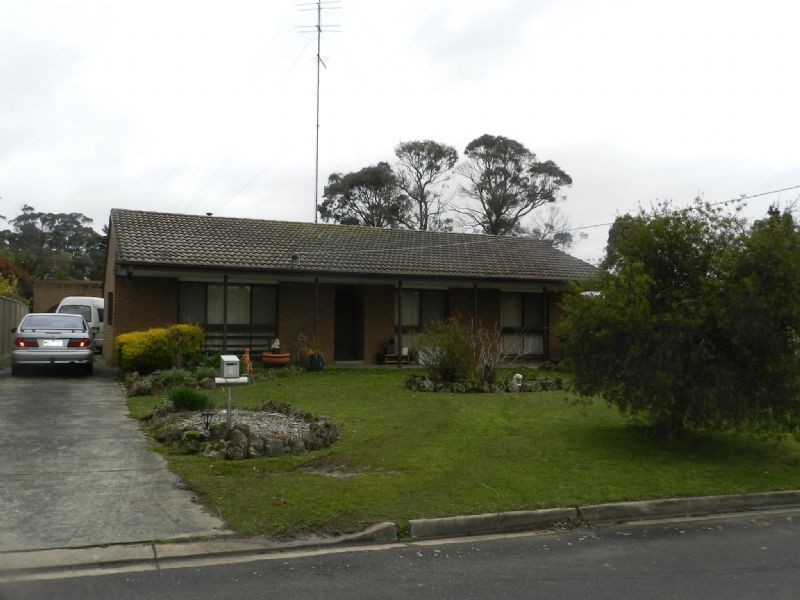 6 Semillon Grove, Mount Clear VIC 3350