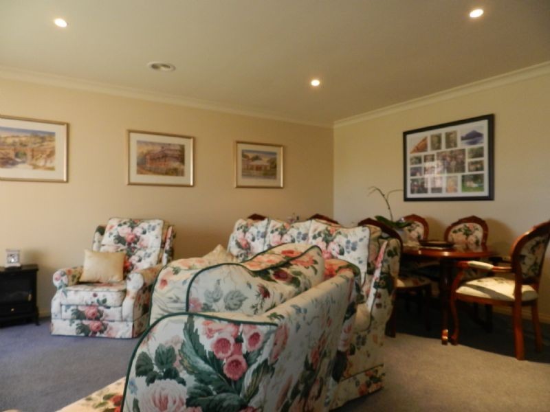 26 St Helens Avenue, Lake Gardens VIC 3355