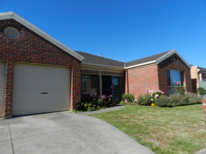 26 St Helens Avenue, Lake Gardens VIC 3355