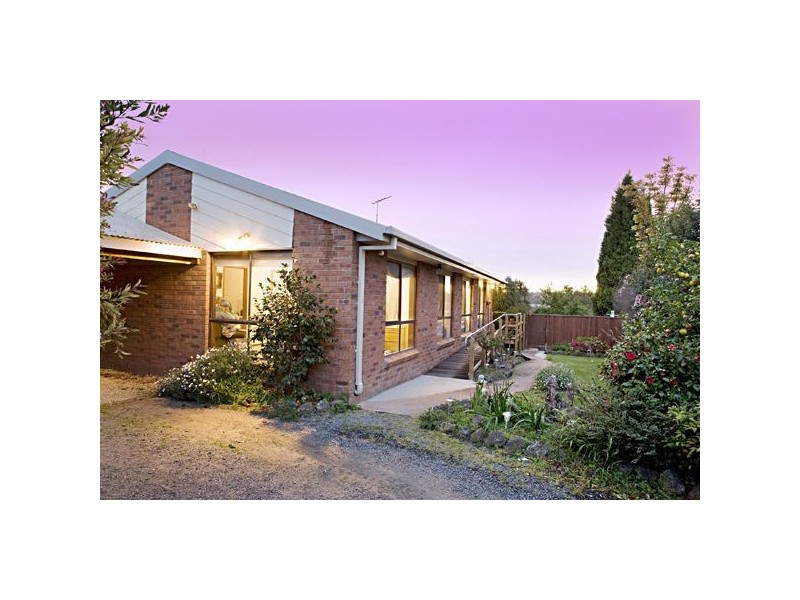 17 Clondara Drive, Rowville VIC 3178