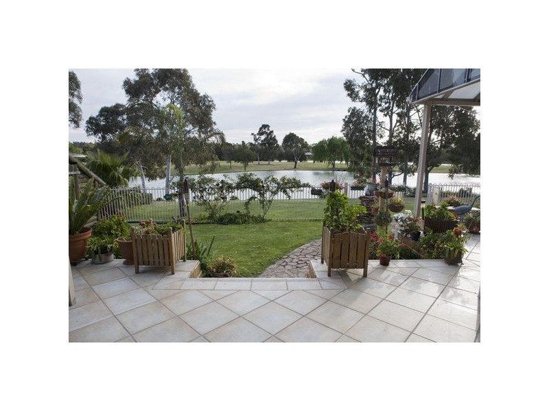 21 Lakeside Boulevard, Rowville VIC 3178