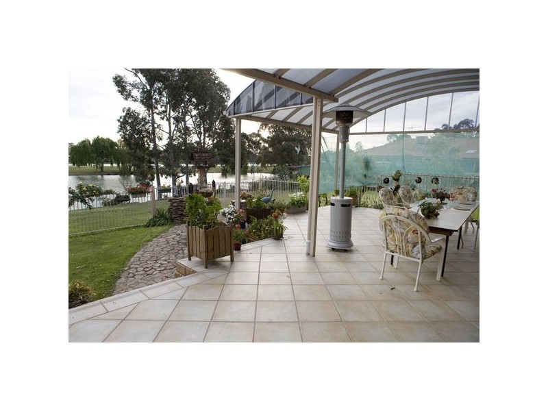 21 Lakeside Boulevard, Rowville VIC 3178