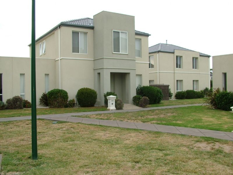 106 Sovereign Manors Crescent, Rowville VIC 3178