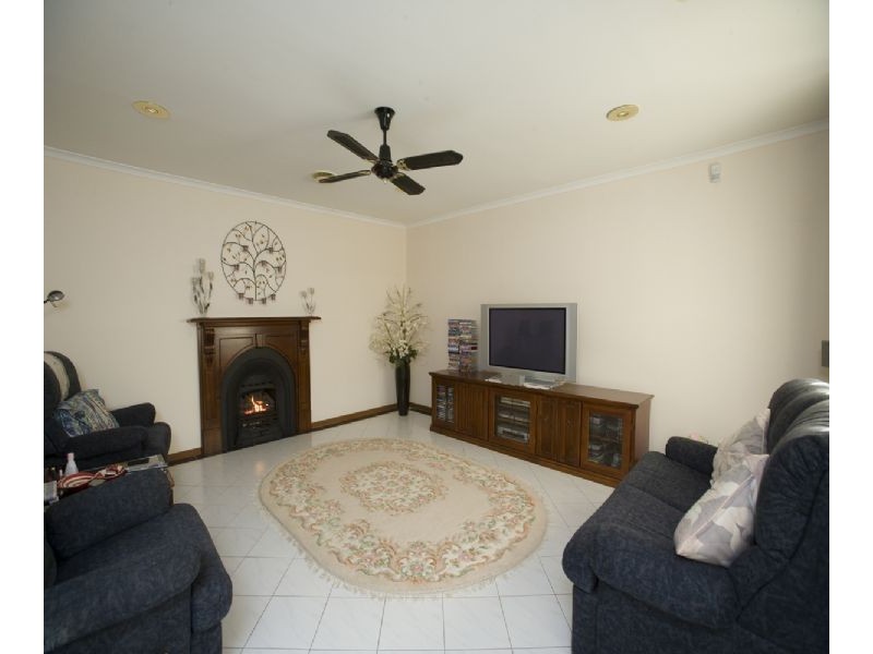 18 Winnipeg Street, Rowville VIC 3178