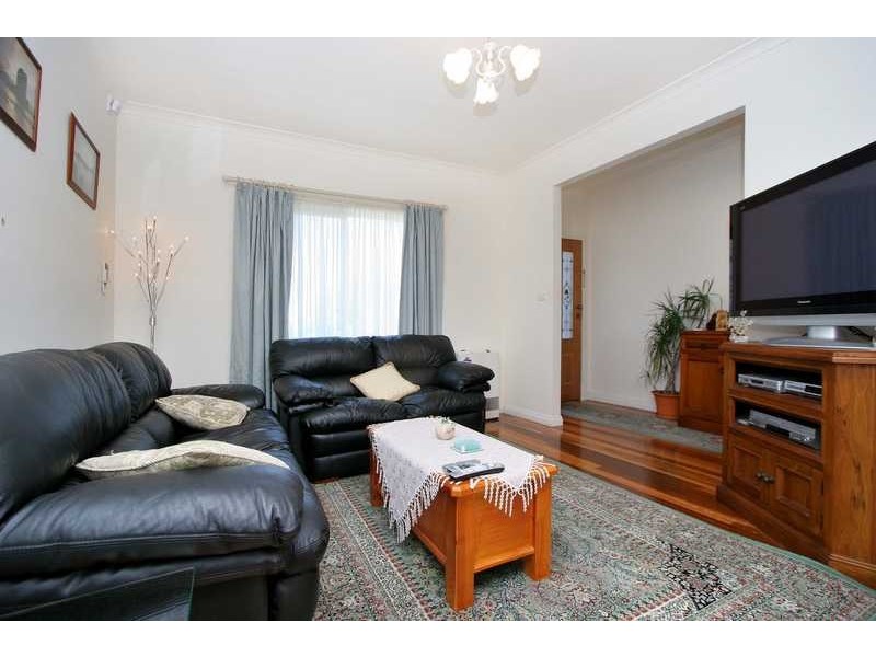 2A Dorrington Avenue, Reservoir VIC 3073