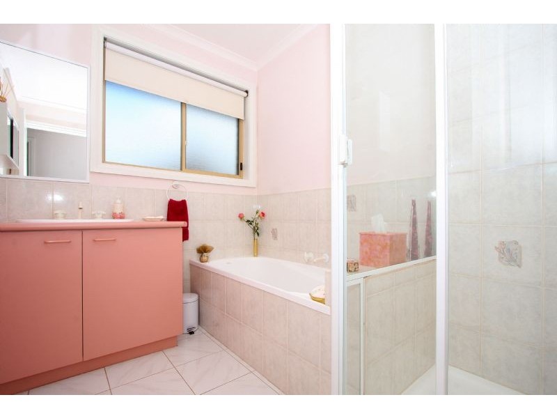 2/19 Florence Close, Reservoir VIC 3073