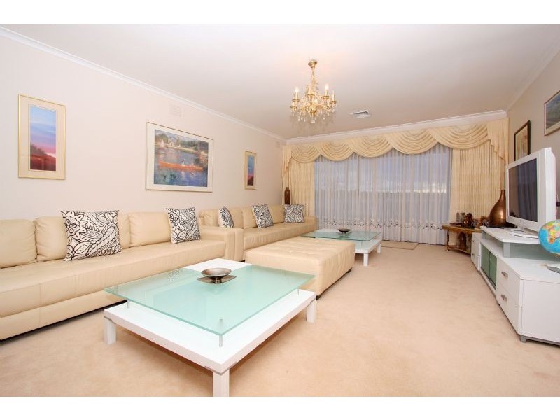 21 Manoel Avenue, Reservoir VIC 3073