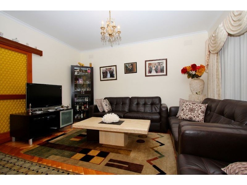 21 Manoel Avenue, Reservoir VIC 3073