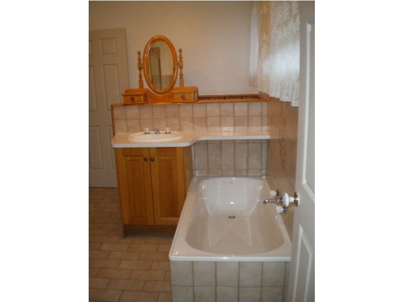 2/85 Thackeray Road, Reservoir VIC 3073