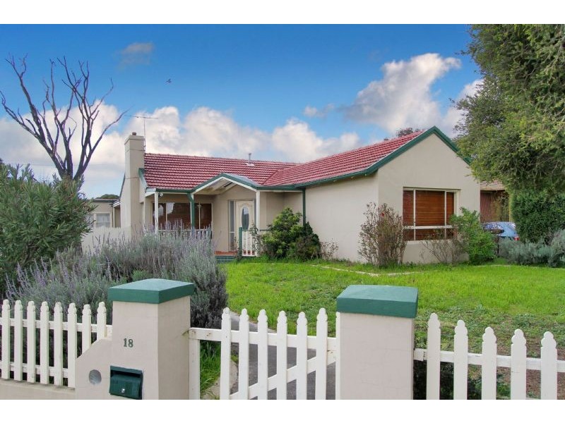 18 Daleglen Street, Reservoir VIC 3073