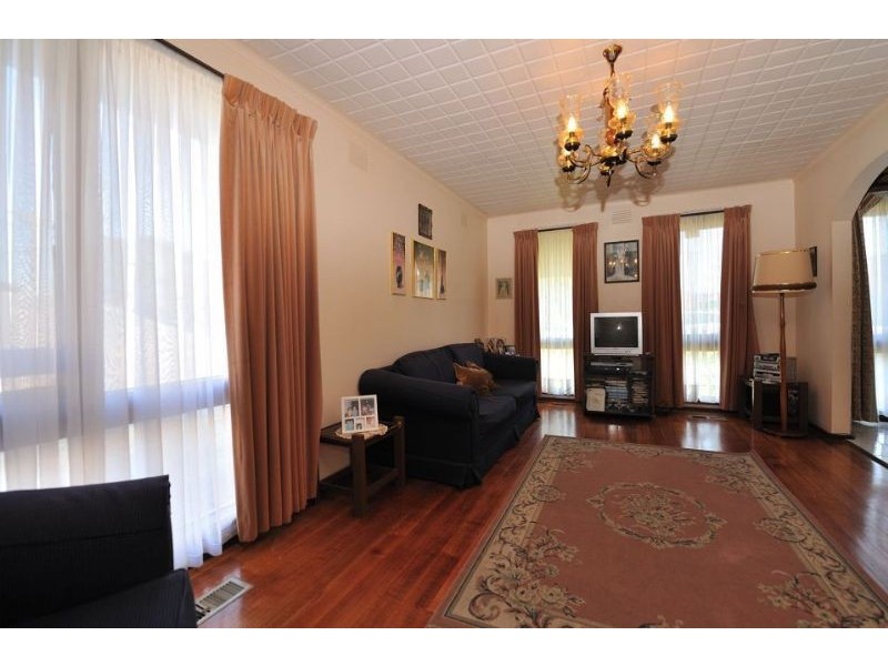 2 Moira Avenue, Reservoir VIC 3073