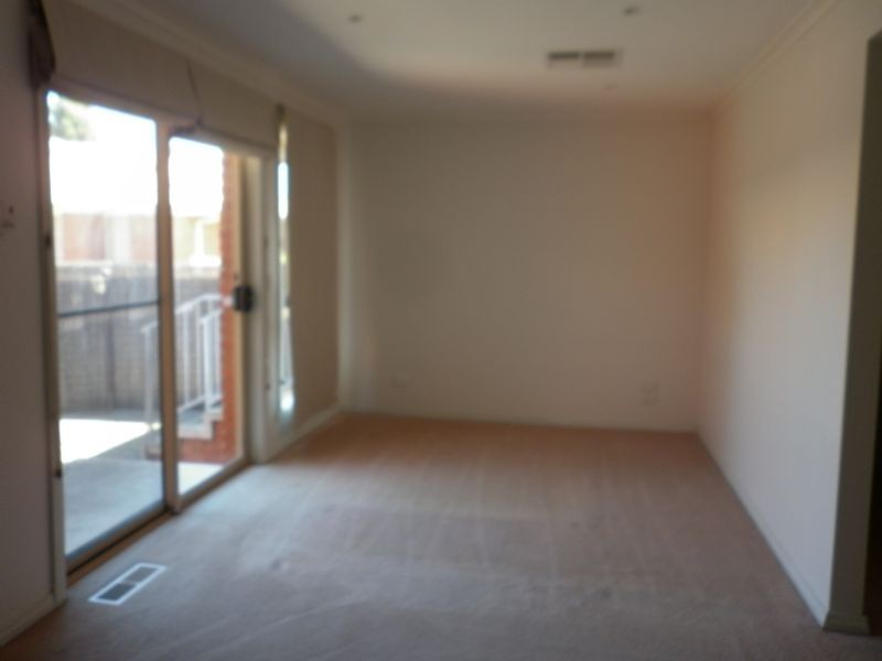 1/33 Purinuan Road, Reservoir VIC 3073