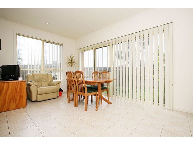 2/104 Tunaley Parade, Reservoir VIC 3073