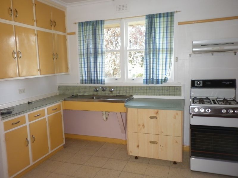 30 Gisborne Crescent, Reservoir VIC 3073