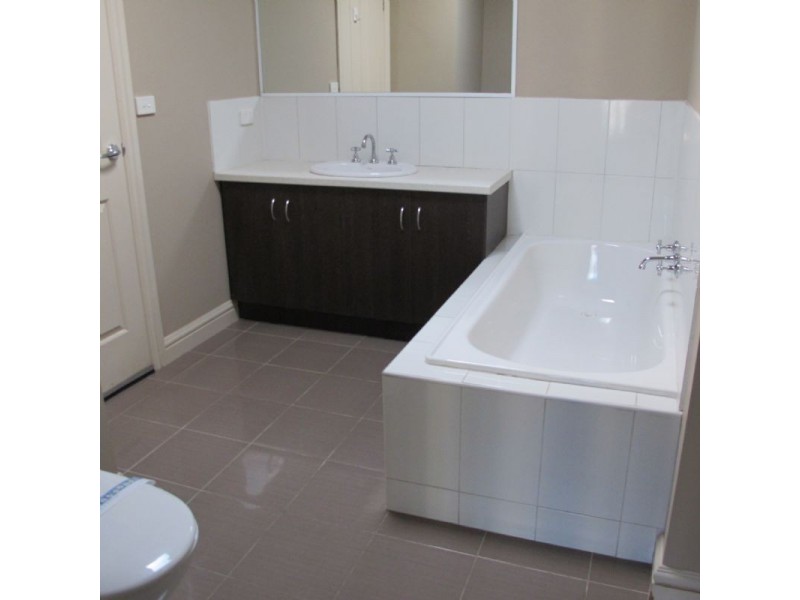 2/68 Purinuan Road, Reservoir VIC 3073