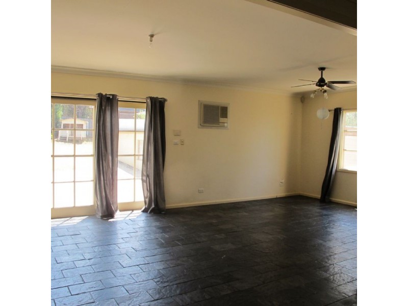 90 St Vigeons Road, Reservoir VIC 3073