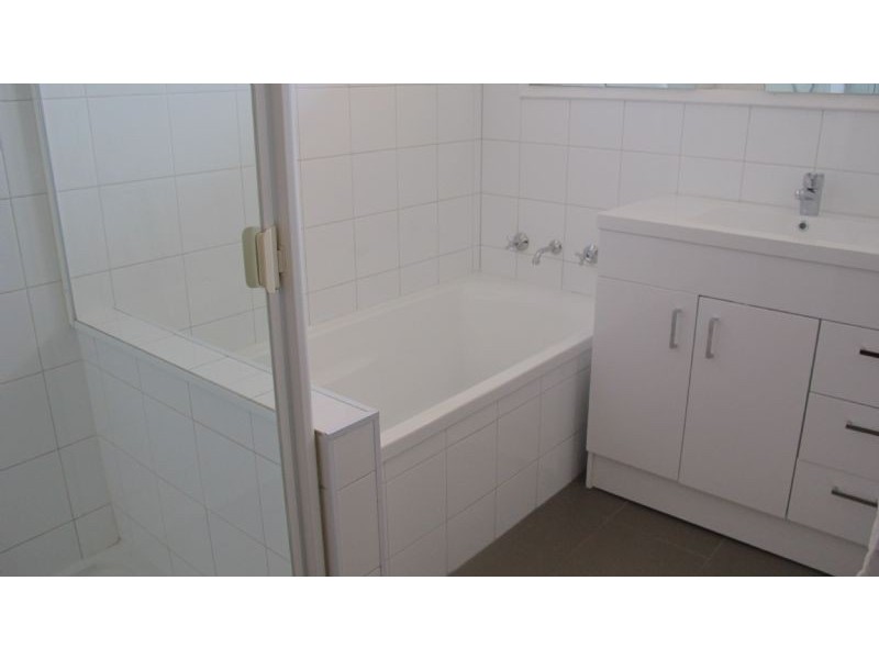 2/52 Barry Street, Reservoir VIC 3073