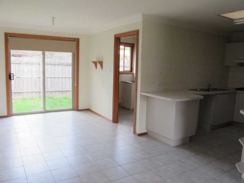 2/10 Sylvester Grove, Preston VIC 3072