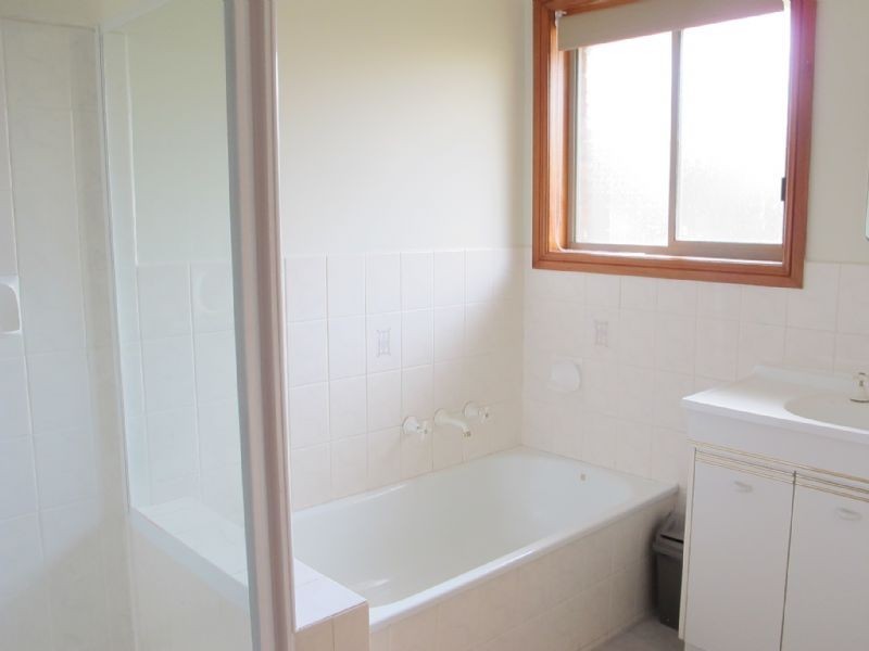 2/10 Sylvester Grove, Preston VIC 3072