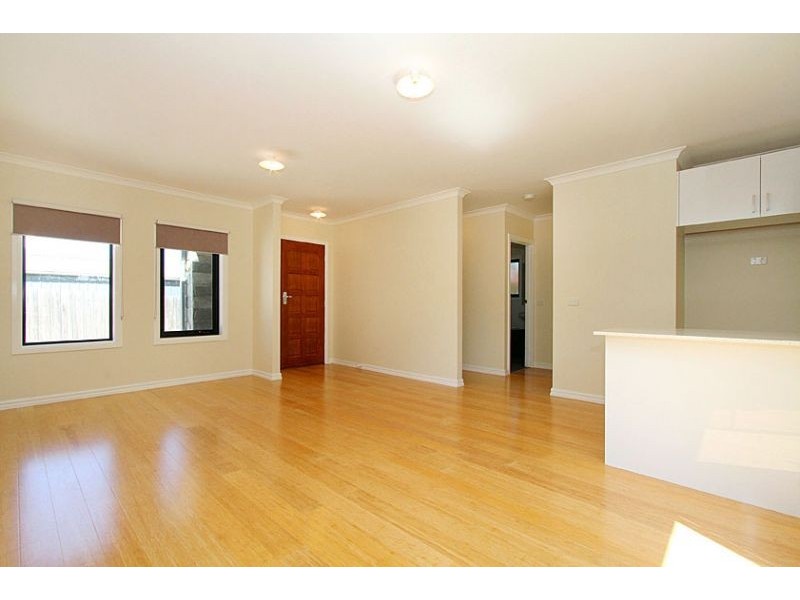 2/23 Dorrington Avenue, Reservoir VIC 3073