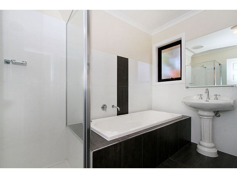 2/23 Dorrington Avenue, Reservoir VIC 3073