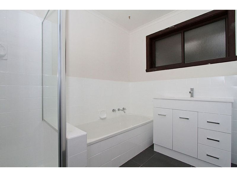 4/2 Lake Street, Reservoir VIC 3073