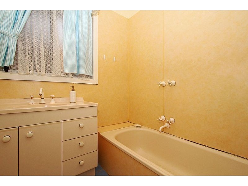 30 Erskine Avenue, Reservoir VIC 3073