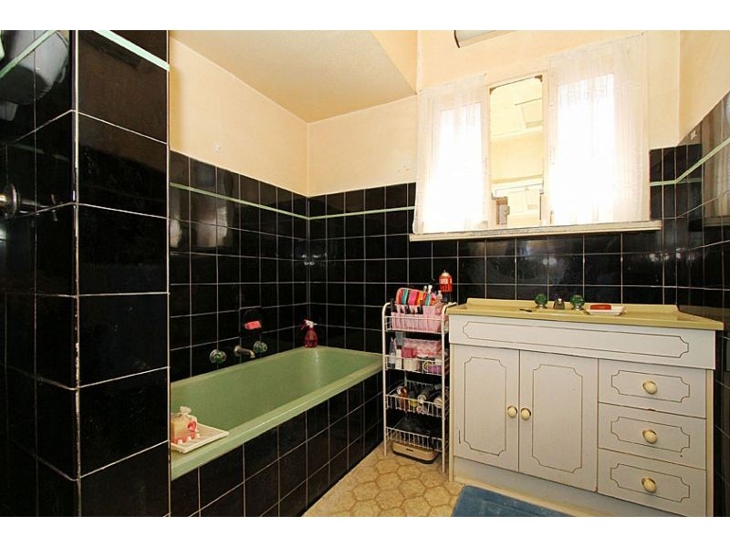 24 Southernhay Street, Reservoir VIC 3073