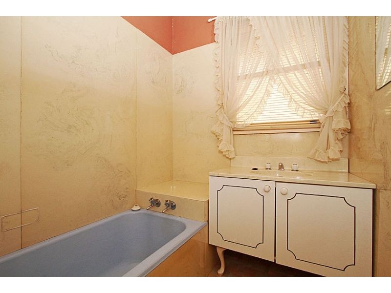 73 Boldrewood Parade, Reservoir VIC 3073