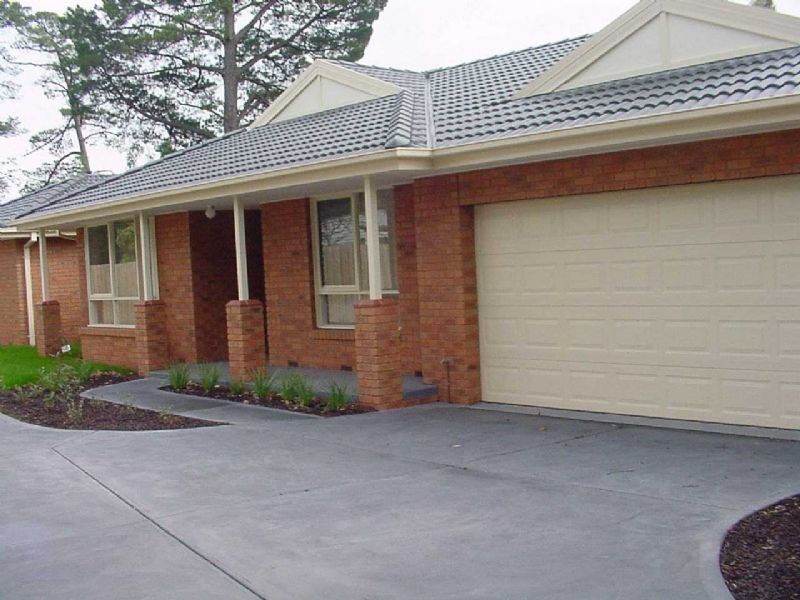 2/4 HIGHMOOR AVENUE, Bayswater VIC 3153