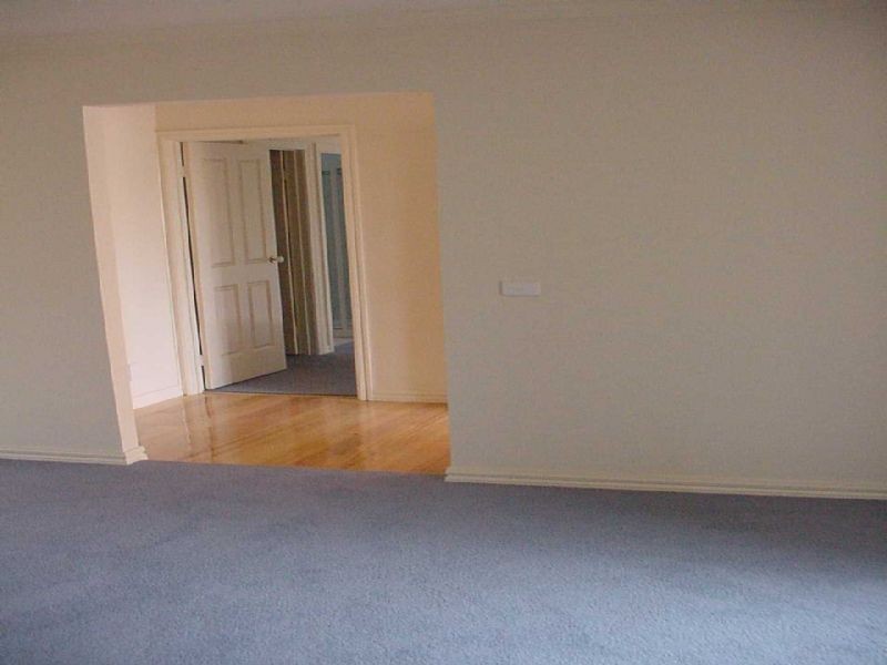 2/4 HIGHMOOR AVENUE, Bayswater VIC 3153