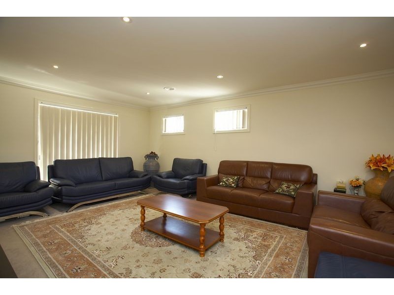 2/25 Farnham Road, Bayswater VIC 3153