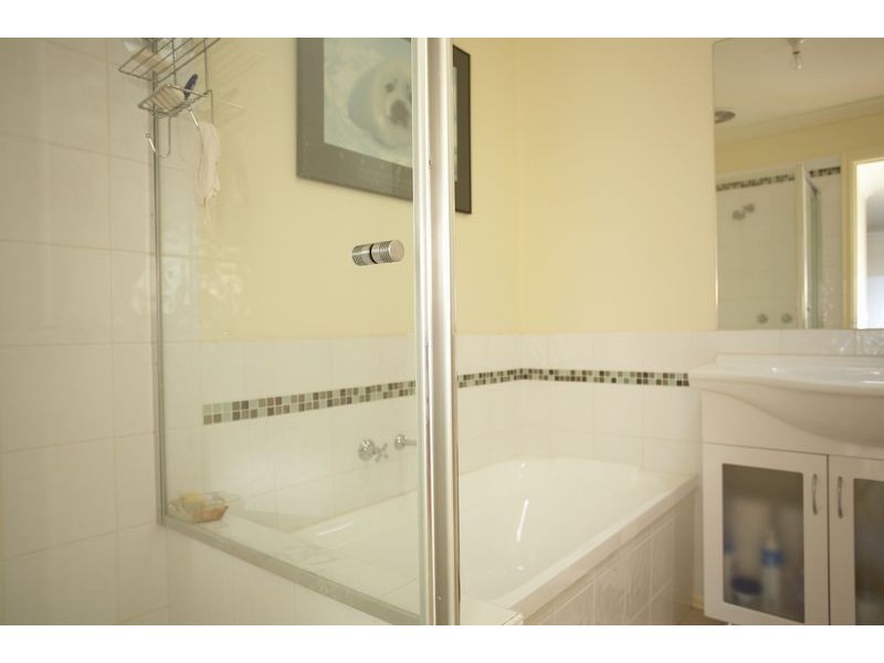 2/25 Farnham Road, Bayswater VIC 3153