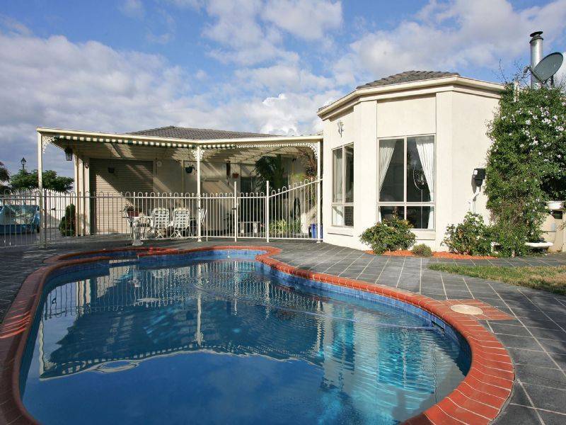 8 Lakes Drive, Craigieburn VIC 3064