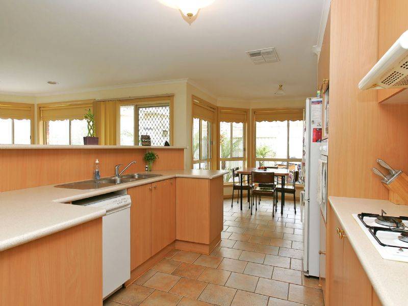 34 Stoneleigh Place, Craigieburn VIC 3064