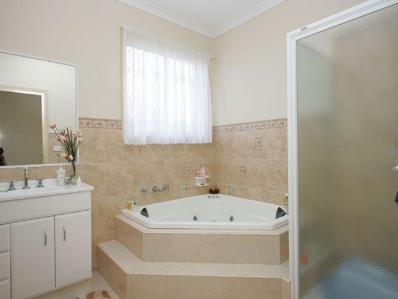 8  Broadway Street, Roxburgh Park VIC 3064