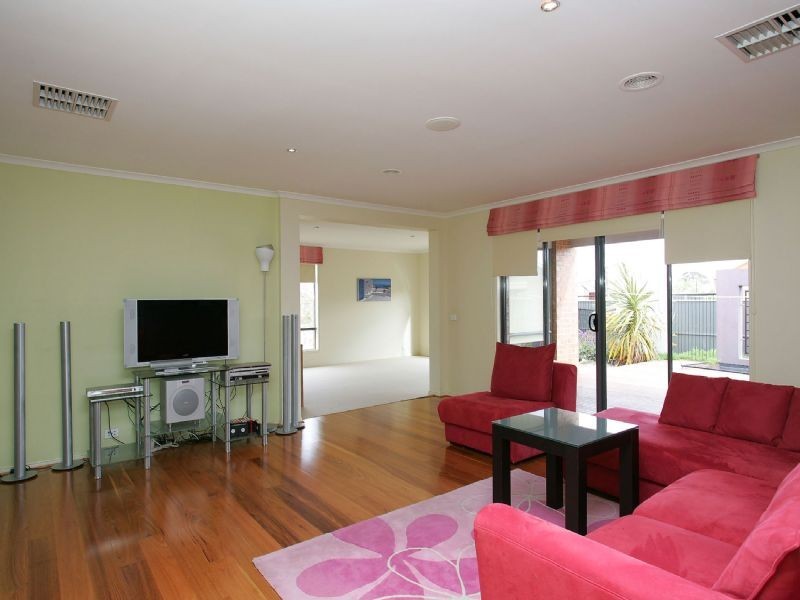 2 Parramatta Walk, Craigieburn VIC 3064