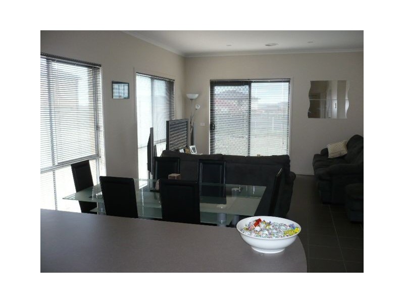4 Naracoorte Avenue, Craigieburn VIC 3064
