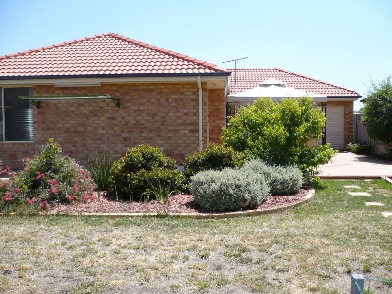 12 Crossdale Green, Craigieburn VIC 3064