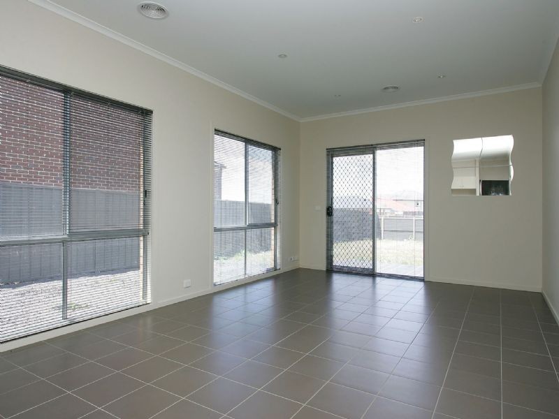 4 Naracoorte Avenue, Craigieburn VIC 3064