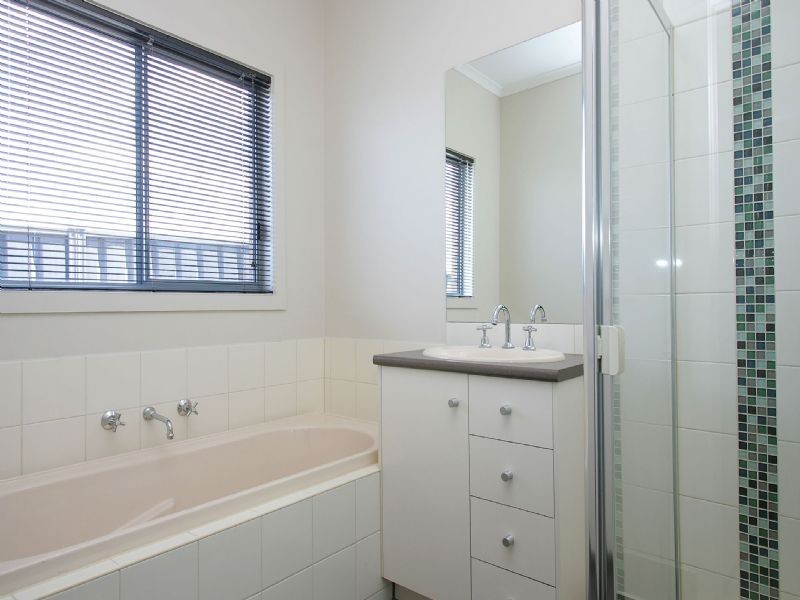 4 Naracoorte Avenue, Craigieburn VIC 3064