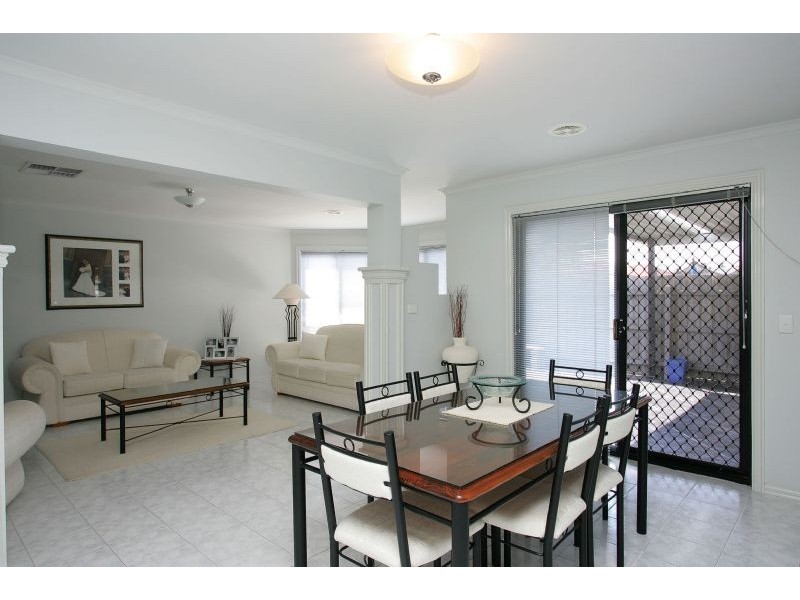 33 Delphinius Crescent , Roxburgh Park VIC 3064