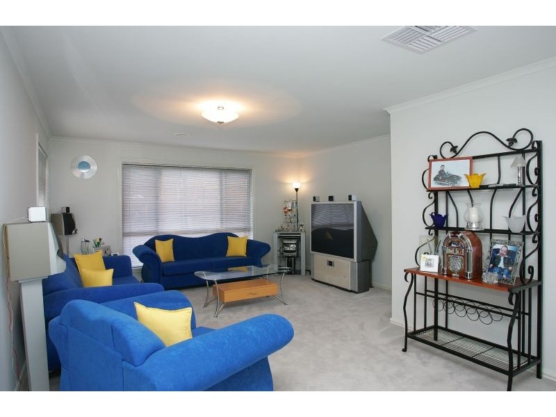 33 Delphinius Crescent , Roxburgh Park VIC 3064