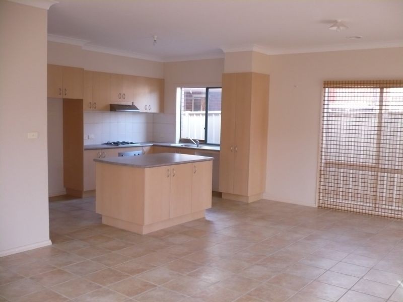 6 Castlebury Place, Craigieburn VIC 3064