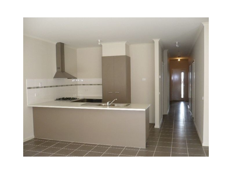 8 Castlegate Lane, Craigieburn VIC 3064